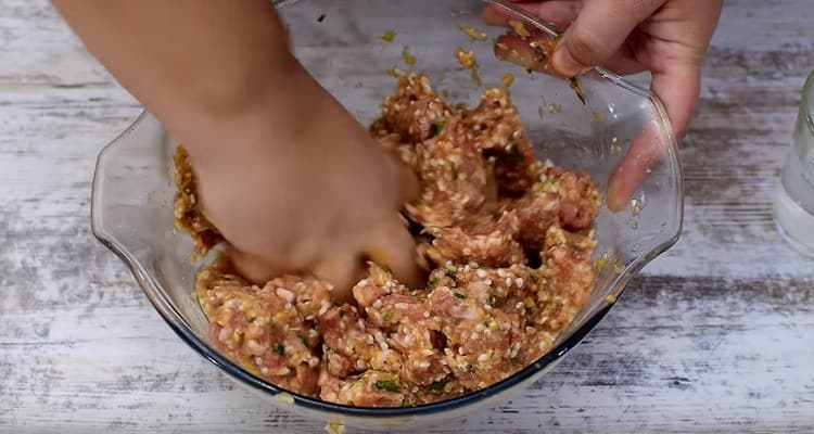 Ancora una volta, mescola bene la carne macinata e mettila in frigorifero per ora.