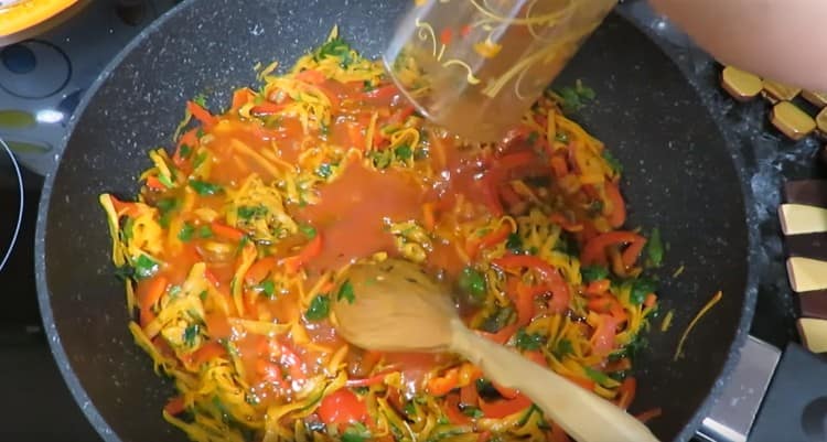 Aggiungi il succo di pomodoro e il brodo alle verdure.