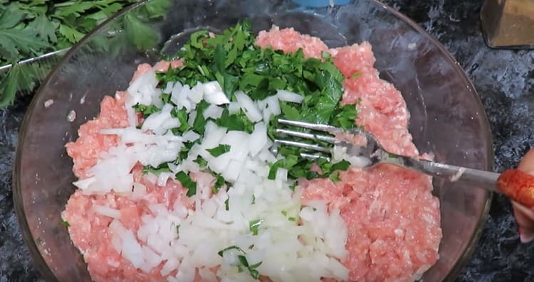 Aggiungi la cipolla tritata e il prezzemolo alla carne macinata.