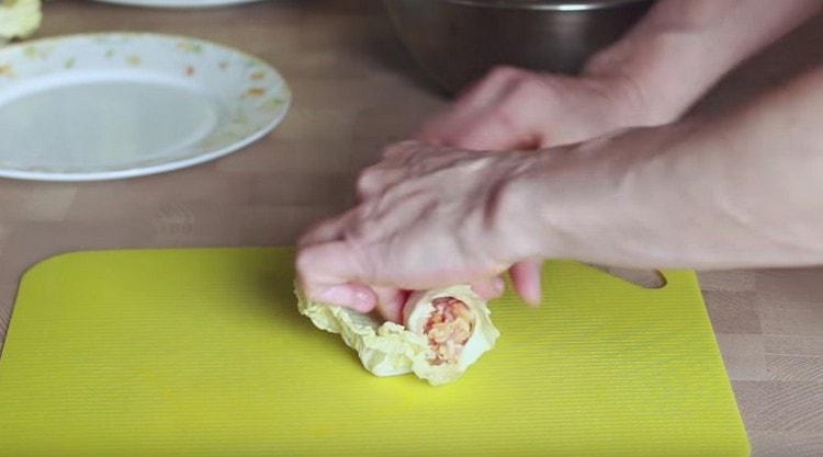 avvolgiamo il ripieno in foglie di cavolo con un rotolo.