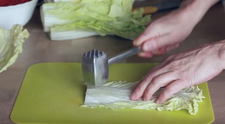 La parte condensata della foglia di cavolo può essere eliminata con un martello da cucina.