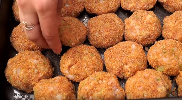 Distribuiamo i rotoli di cavolo pigro su una teglia e inviamo per 2 minuti nel forno.