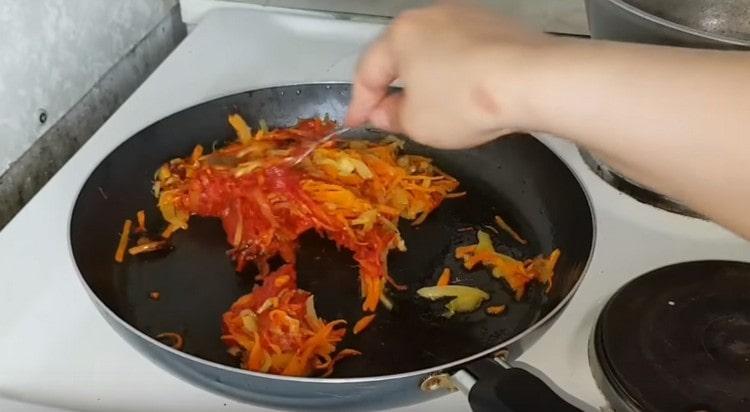 Aggiungi il concentrato di pomodoro alle restanti verdure nella padella.