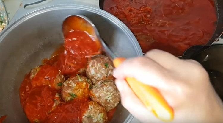 Ogni strato di cavolo ripieno di salsa.