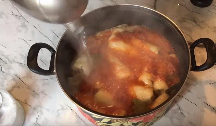 Versare il cavolo ripieno in una casseruola con acqua bollente e inviare al fornello.