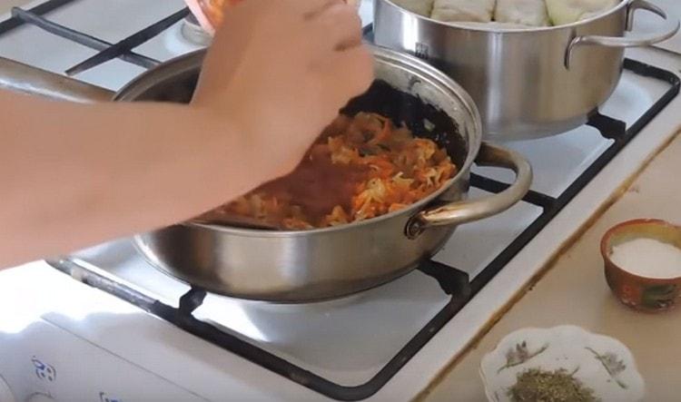 Aggiungere il concentrato di pomodoro diluito con acqua alle verdure nella padella.