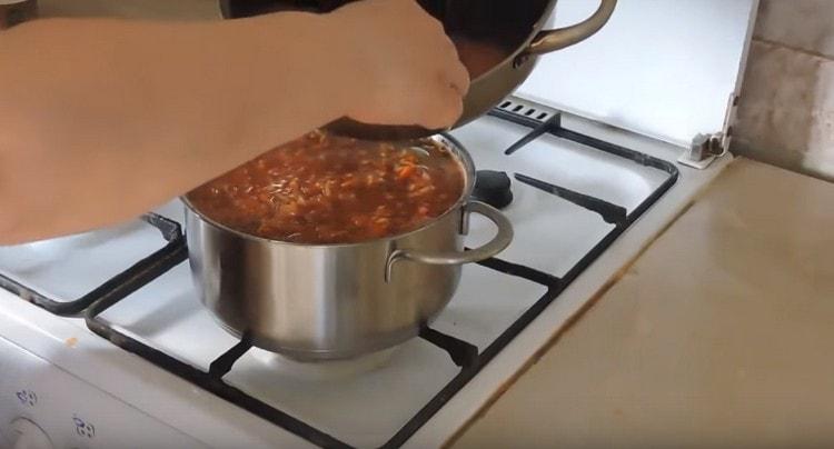 Versare il cavolo ripieno con la salsa preparata in precedenza.