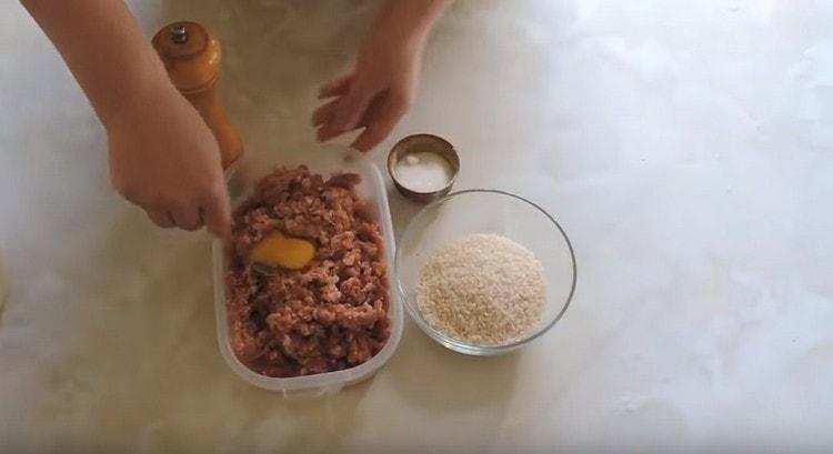 Aggiungi l'uovo alla carne macinata.