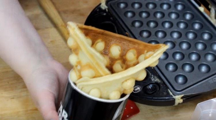 Mentre il waffle è caldo, puoi dargli qualsiasi forma.