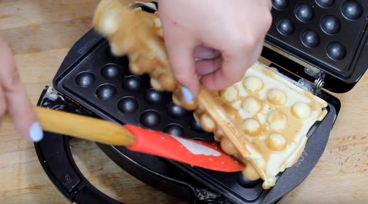 Elimina delicatamente il waffle finito.