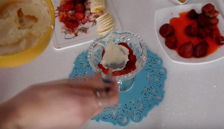 Copri il frutto con uno strato di mascarpone.