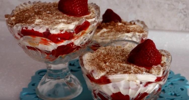 Dessert pronto con mascarpone, cospargere con cacao e decorare con frutti di bosco.