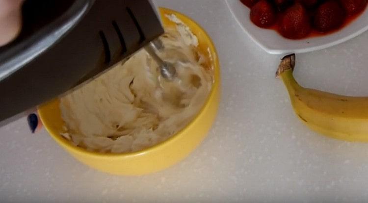 Batti il ​​mascarpone con un mixer.