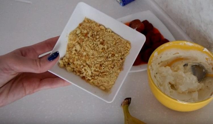 Macina i biscotti di pasta frolla in briciole.