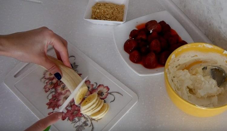 tagliare a fettine sottili una banana.