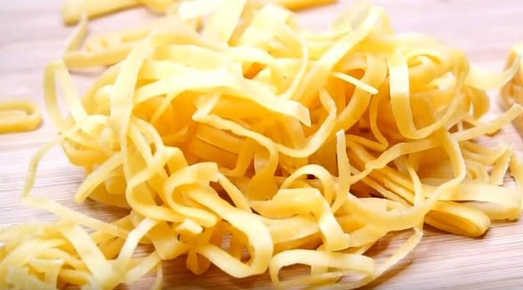 Quindi raddrizzare le tagliatelle risultanti.