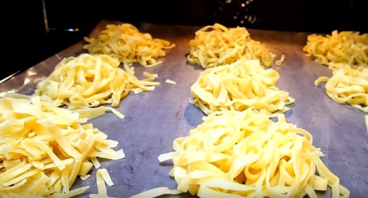 Asciugare le tagliatelle nel forno.