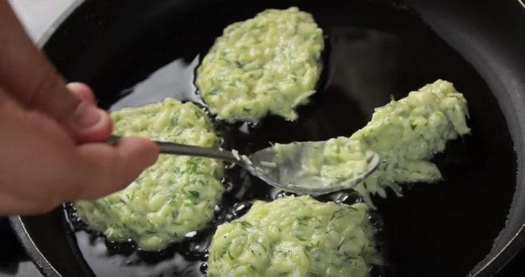 Distribuiamo l'impasto di zucca con un cucchiaio su una padella calda con olio vegetale.