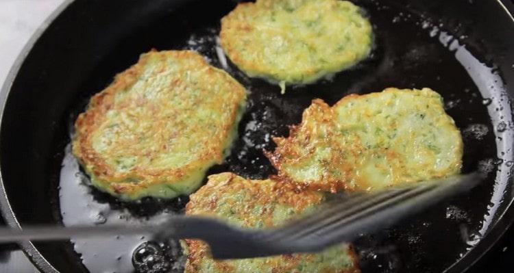 Friggere le frittelle di zucchine su entrambi i lati fino a dorarle.