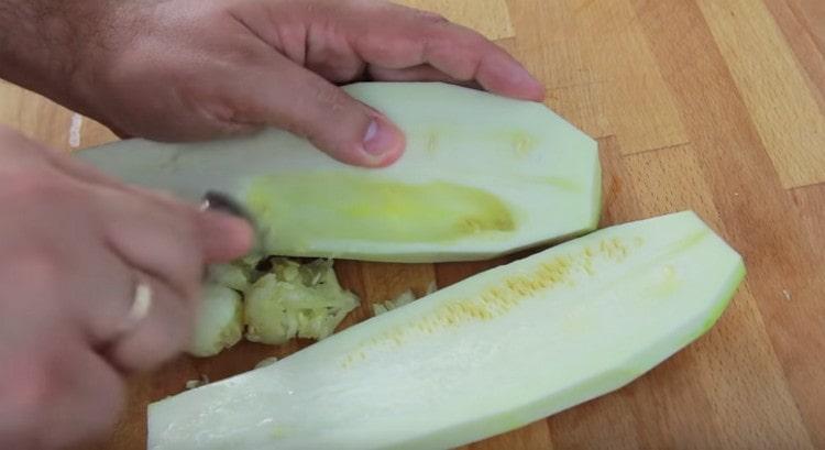 Si consiglia inoltre di rimuovere i semi dalle zucchine.