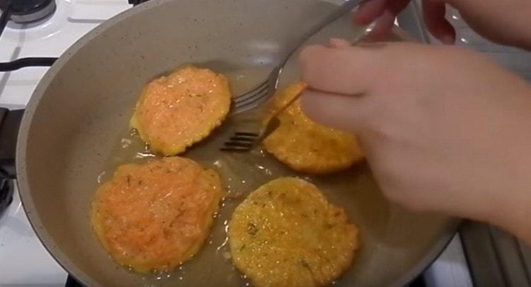 Friggere frittelle di zucca su entrambi i lati.