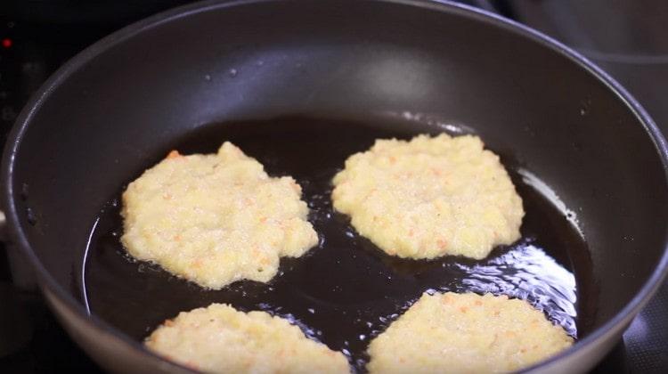 Distribuiamo la massa di patate in una padella con un cucchiaio.