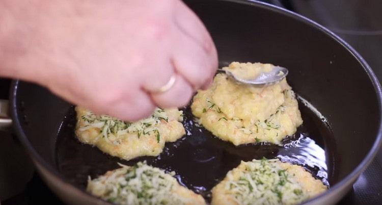 Coprire il ripieno con un altro cucchiaio di pasta di patate.