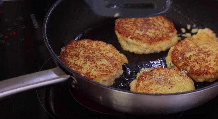 Friggere frittelle di patate con formaggio su entrambi i lati.