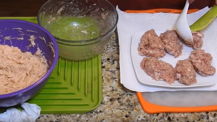 La carne macinata è divisa in porzioni.