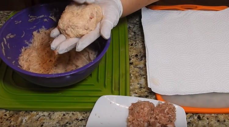 Chiudi la carne macinata con un'altra parte dell'impasto di patate.