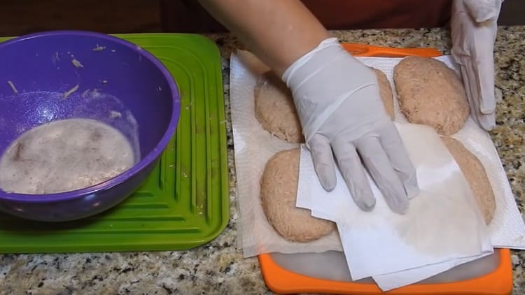 Gli spazi vuoti risultanti per i pancake di patate devono bagnarsi con un tovagliolo.