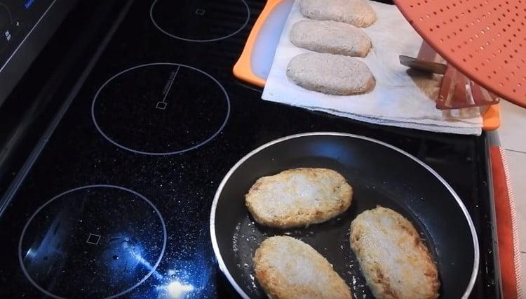 Friggere due frittelle di patate su entrambi i lati.