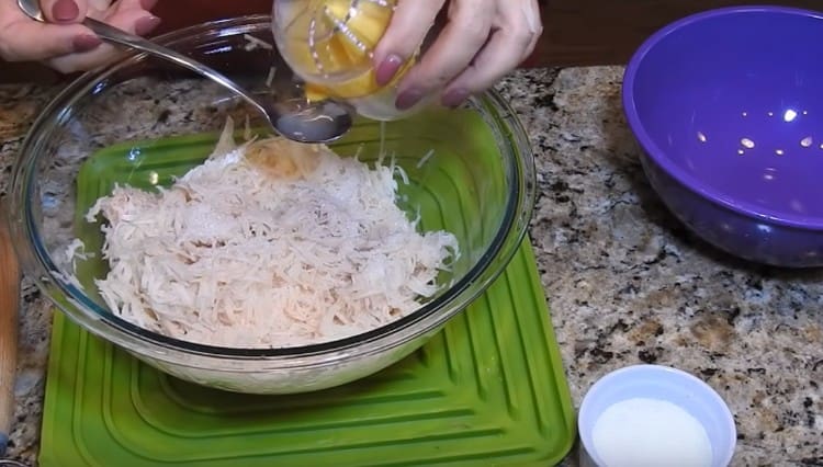 Aggiungi sale e succo di limone alle patate.