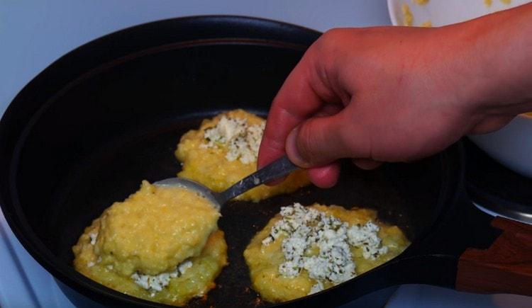 mettere un po 'di formaggio su ogni pezzo e chiuderlo con un'altra porzione di pasta di patate.