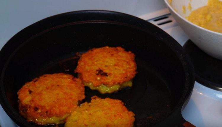 Friggere le frittelle di patate su entrambi i lati.