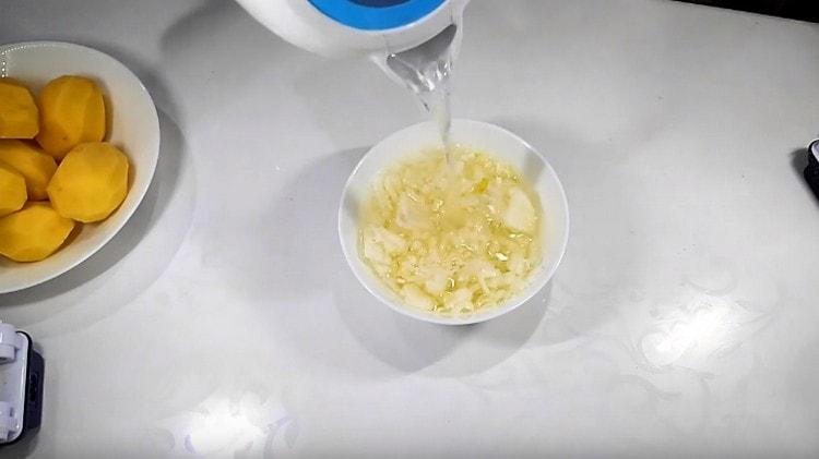 Macina le cipolle e versaci sopra dell'acqua bollente per alcuni minuti.