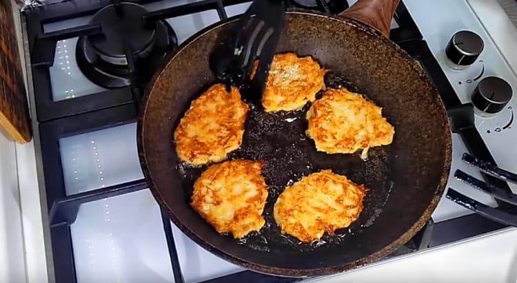 Friggere le frittelle di patate su entrambi i lati.