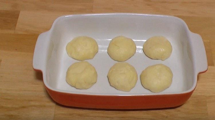 Dall'impasto di lievito preparato sull'acqua, puoi cuocere, panini e torte.