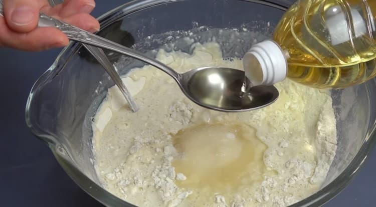 Aggiungi zucchero, sale, latte e olio vegetale alla farina.