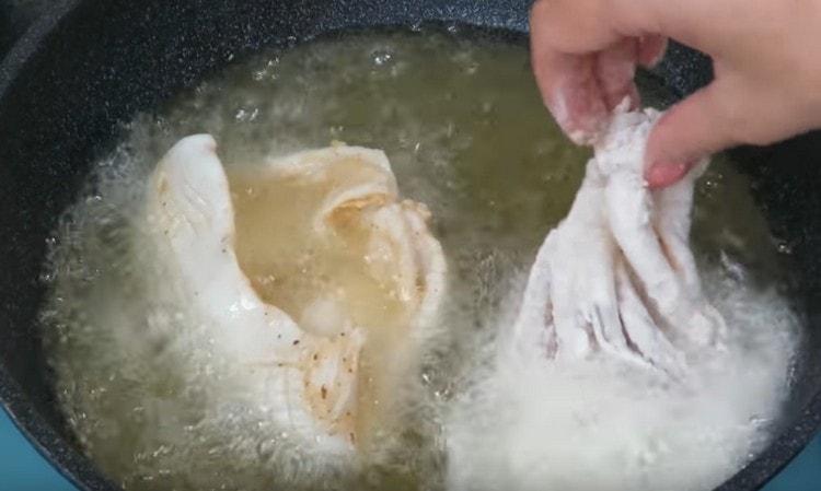 Pane di seppia in farina con spezie e spalmarlo in una padella.