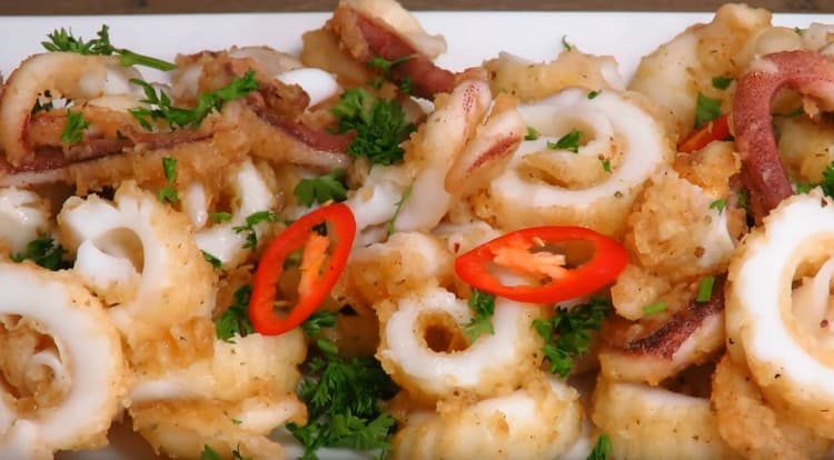 Servire i calamari fritti con salsa piccante.