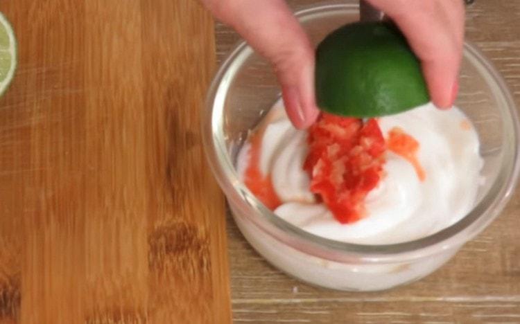 Aggiungi maionese e succo di lime agli ingredienti tritati.