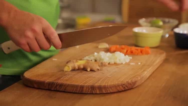 Preparare gli ingredienti per il riso gamberetti