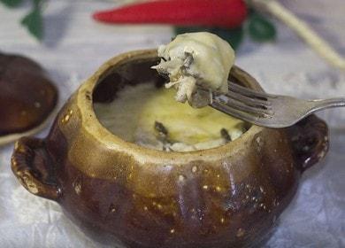 Stiamo preparando una deliziosa julienne in vaso secondo una ricetta passo-passo con una foto.