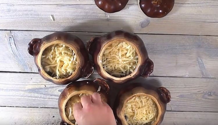 Cospargere il piatto in pentole con formaggio e inviare al forno.