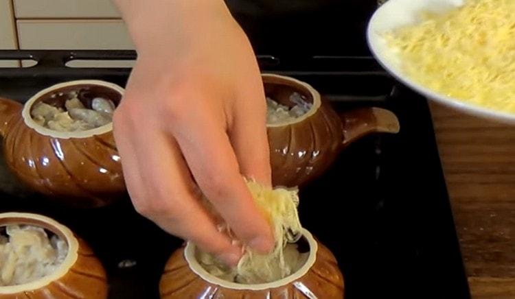 Spostiamo la julienne in pentole, cospargiamo di formaggio grattugiato.