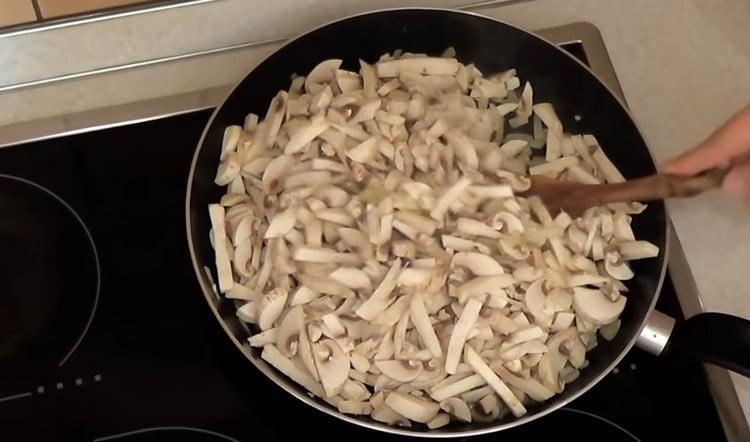 Aggiungi i funghi nella padella alla cipolla.