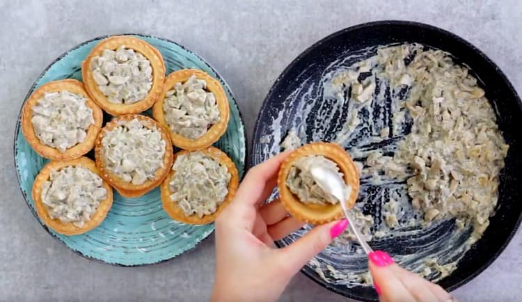 Riempiamo tortine con ripieno di funghi.