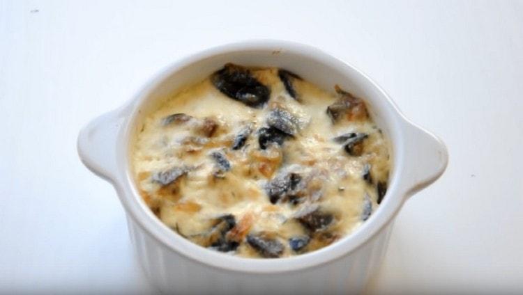 Julienne appetitosa con funghi e panna acida secondo la ricetta classica è pronta.