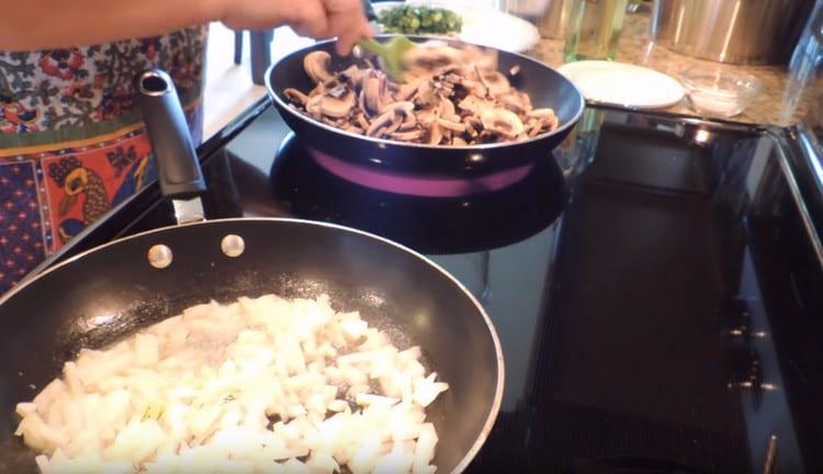 Friggere le cipolle in una padella e i funghi in un'altra.